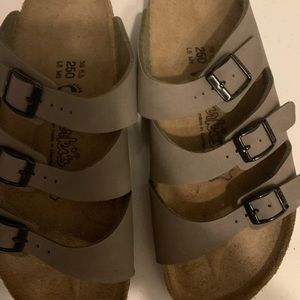 Birki’s sized 39 three strap medium gray sandals.